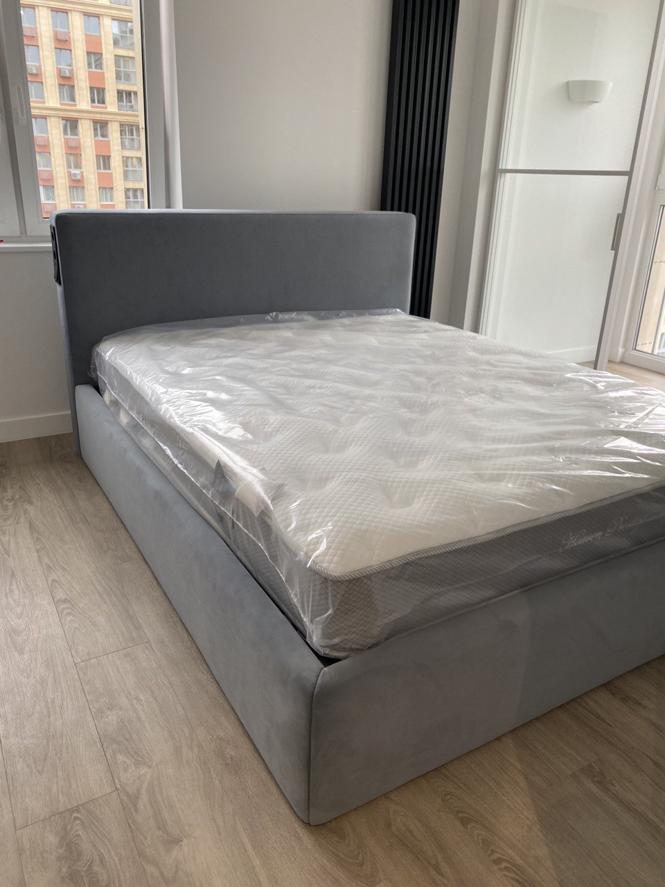Кровать с розетками SB583
