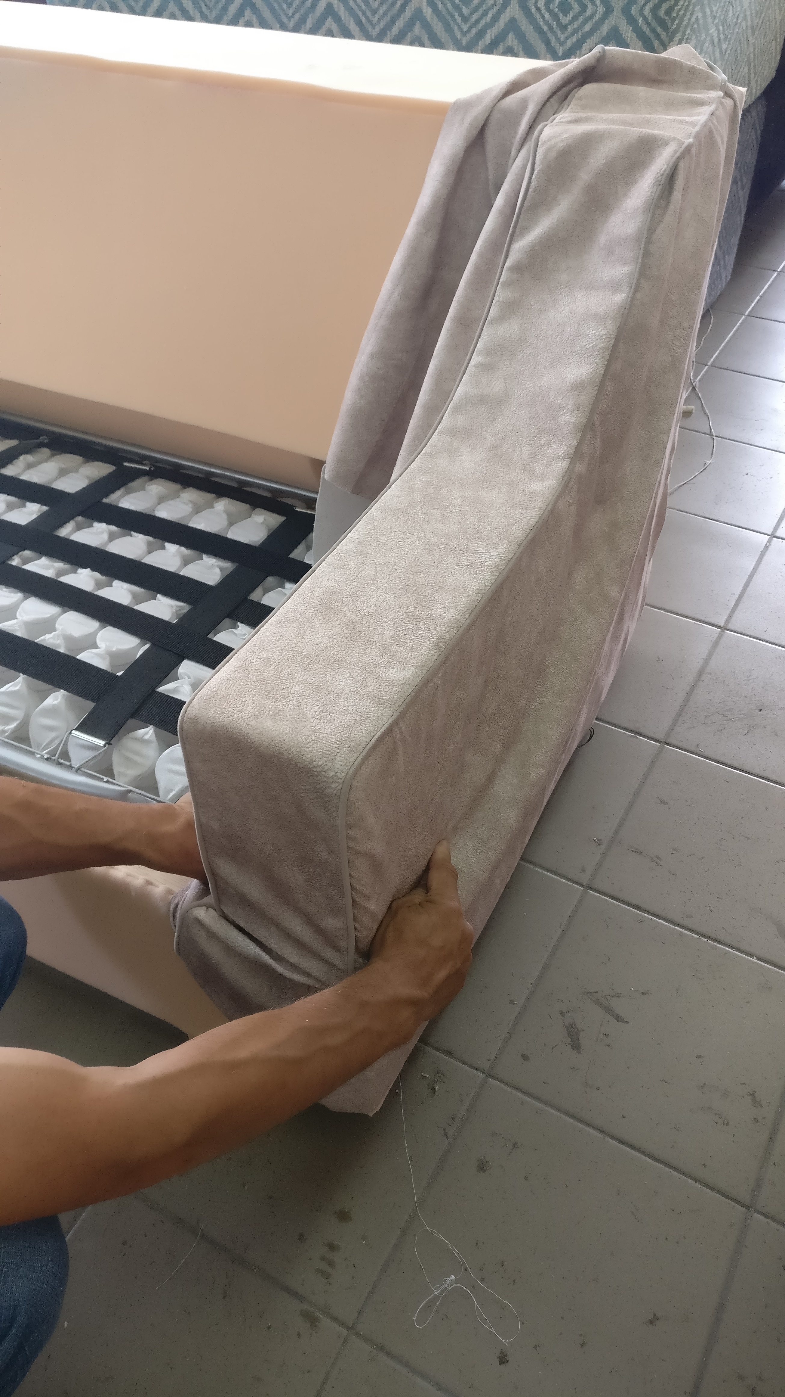 Обивка подлокотника прямого дивана с механизмом