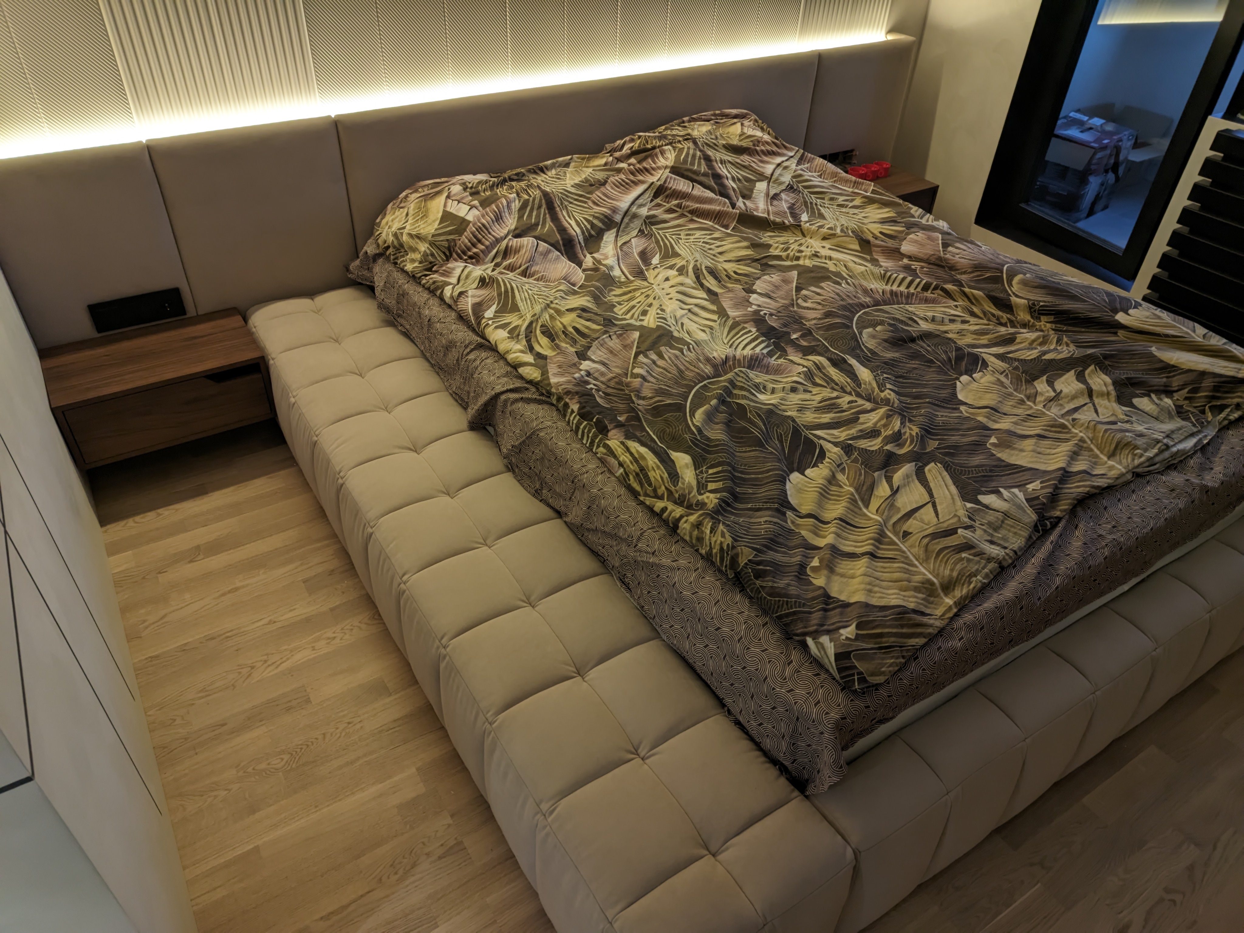 кровать и мягкая стеновая панель с led подсветкой